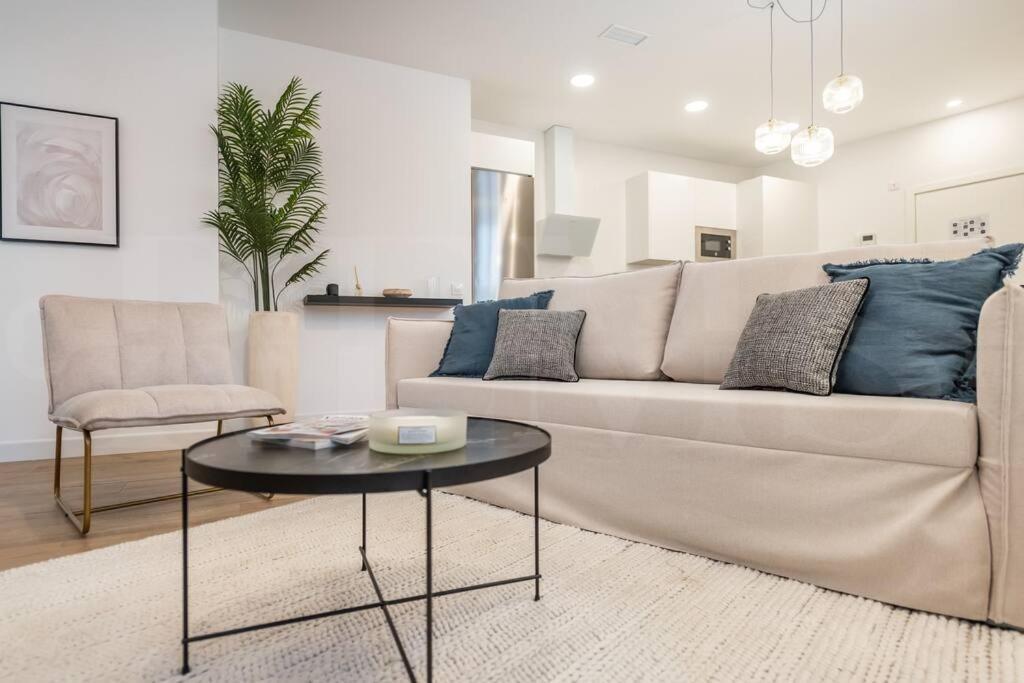 Enchanting And Bright Center By Rems Apartment *